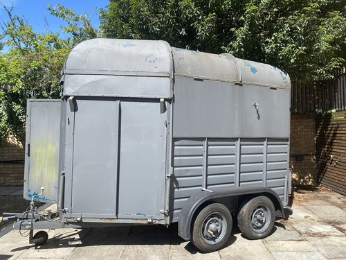 Horse box trailer - trailer, for