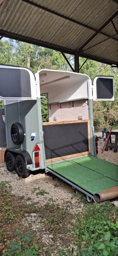 Food trailer refurbished - , horse