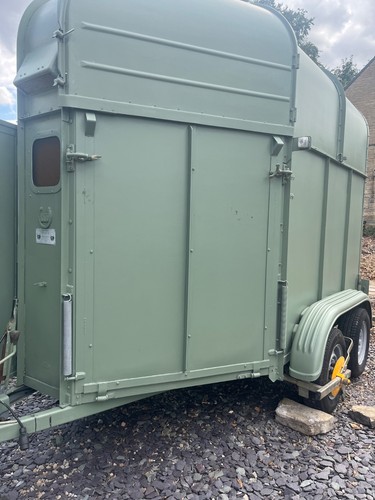 Twin axle horse trailer - twin,
